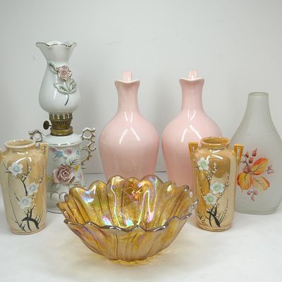ASSORTMENT OF VINTAGE DECORATIVE CERAMICS AND GLASSWARE