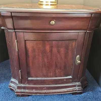 Broyhill 1-Drawer Cabinet & Crystal Table Lamp