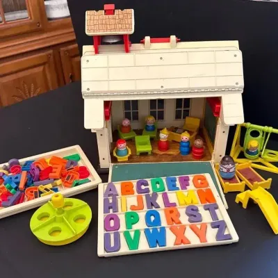 Vintage Fisher Price Family Schoolhouse W/Little People Numbers & Furniture