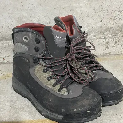Simms Men's Rubber Sole Wading Boots Size 13 Gray/Khaki With Fish Pond Boot Bag