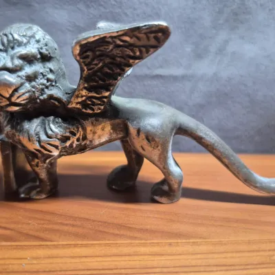 Sale Photo Thumbnail #8: The LION is a vintage metal figurine or paperweight of the Lion of Saint Mark, featuring a winged lion design cast in a bronze or silver-toned metal
Probably a souvenir of Venice, Italy.....common in 1970-80s.  Weighty for its size: 3/2/1.25"
unbranded, e