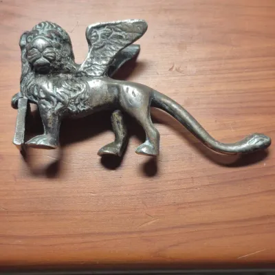 Sale Photo Thumbnail #7: The LION is a vintage metal figurine or paperweight of the Lion of Saint Mark, featuring a winged lion design cast in a bronze or silver-toned metal
Probably a souvenir of Venice, Italy.....common in 1970-80s.  Weighty for its size: 3/2/1.25"
unbranded, e
