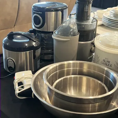 Assorted kitchen appliances 