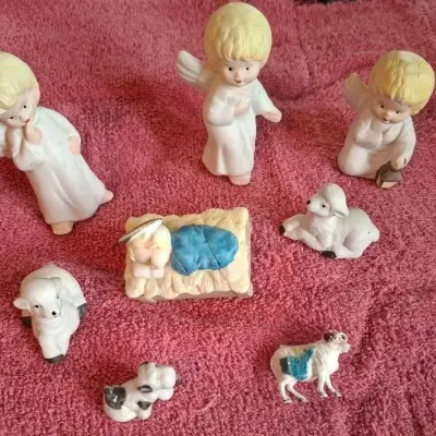 Angels Watching Over Baby Jesus Nativity Taiwan Porcelain Mint Condition Vintage