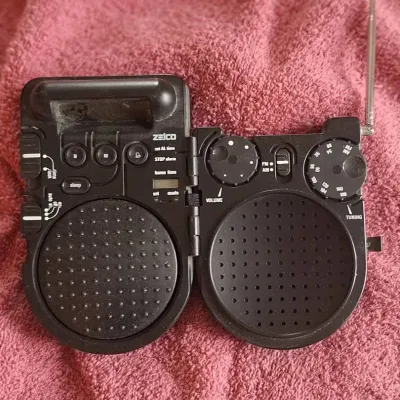 Zelco Thumper Doubleplay, a compact, battery-powered travel alarm clock and AM/FM radio 