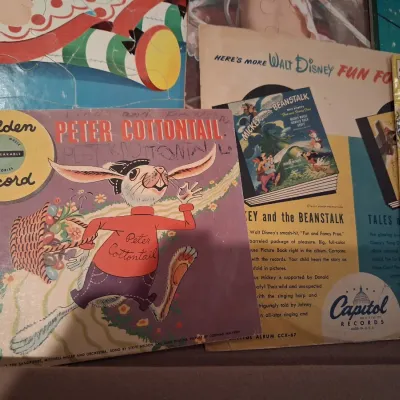BOARD PUZZLES AND CHILDREN'S RECORDS
