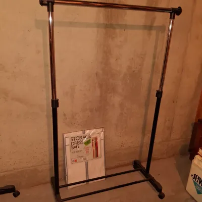 ADJUSTABLE GARMENT RACK ON WHEELS AND A STORAGE DRESS BAG