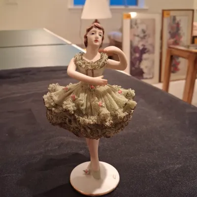 2 PROCELAIN FIGURINES