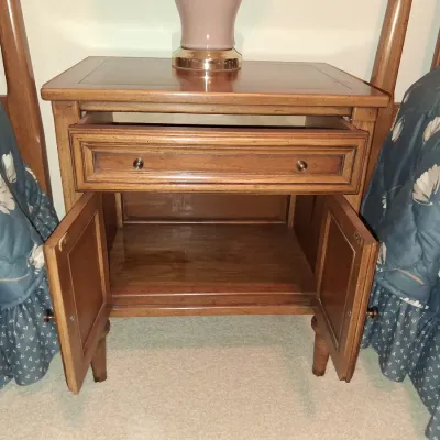 2 MATCHING TWIN BEDS W/CLEAN MATTRESSES, BEDDING, WHITE NIGHT STAND AND LAMP