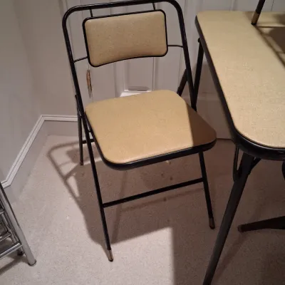 SAMSONITE 4 FOLDING CHAIRS AND TABLE