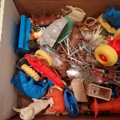 MARX TIN BARN WITH A BOX FULL OF FARM TOY ACCESSORIES