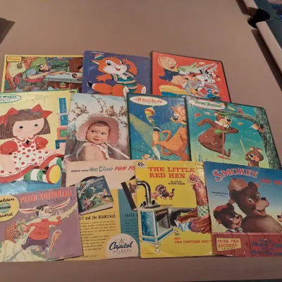 BOARD PUZZLES AND CHILDREN'S RECORDS