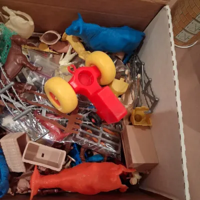MARX TIN BARN WITH A BOX FULL OF FARM TOY ACCESSORIES