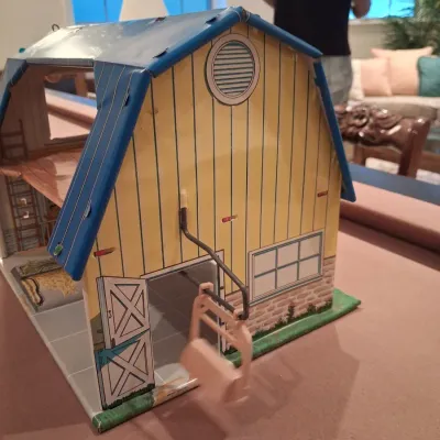 MARX TIN BARN WITH A BOX FULL OF FARM TOY ACCESSORIES