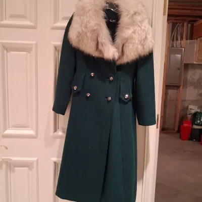 LADIES WOOL COAT WITH A FUR COLLAR