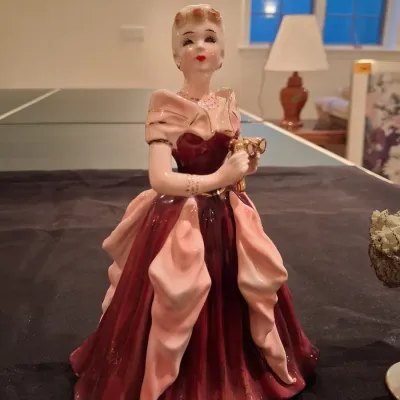 2 PROCELAIN FIGURINES