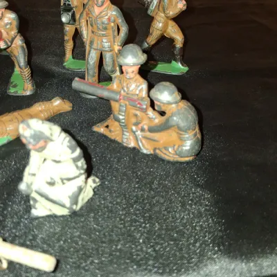 LEAD TOY MILITARY FIGURES (1)