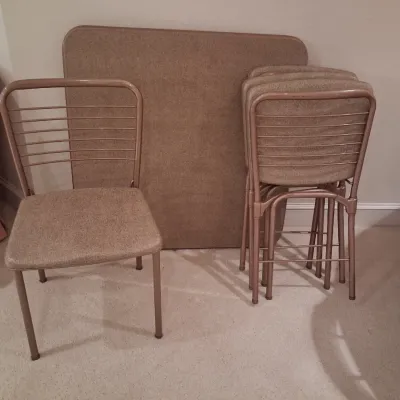 4 FOLDING CHAIRS AND A FOLDING CARD TABLE