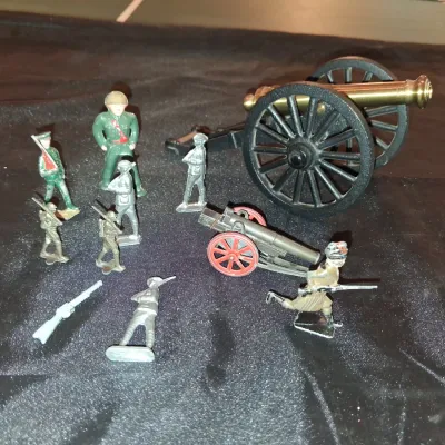 YORKTOWN, VA CANON AND SMALL LEAD MILITARY FIGURES