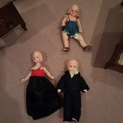 QUALITY WOODEN DOLL HOUSE FURNITURE WITH VINTAGE DOLLS