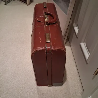 LEATHER SUITCASE AND SIGNED POSTER "PLAZA DAWN"