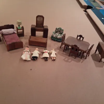 QUALITY WOODEN DOLL HOUSE FURNITURE AND VINTAGE DOLLS