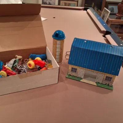 MARX TIN BARN WITH A BOX FULL OF FARM TOY ACCESSORIES