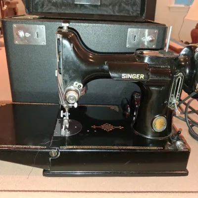 SINGER FEATHERWEIGHT SEWING MACHINE WITH CASE PLUS SEWING BOX WITH NOTIONS
