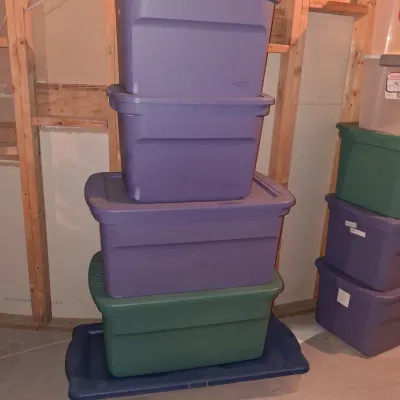 TWO 22 GALLON, TWO 33 GALLON AND AN UNDER THE BED STORAGE TOTES
