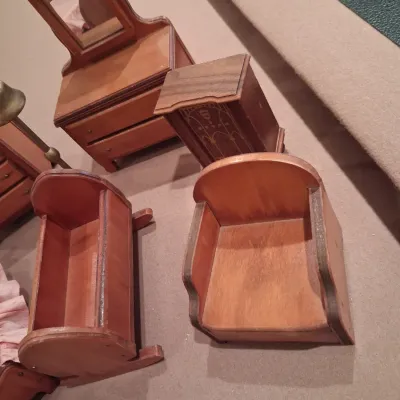 QUALITY WOODEN DOLL HOUSE FURNITURE