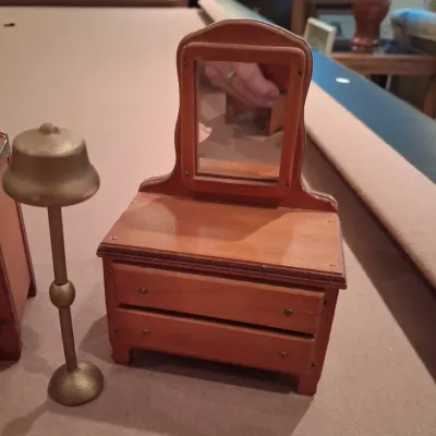 QUALITY WOODEN DOLL HOUSE FURNITURE