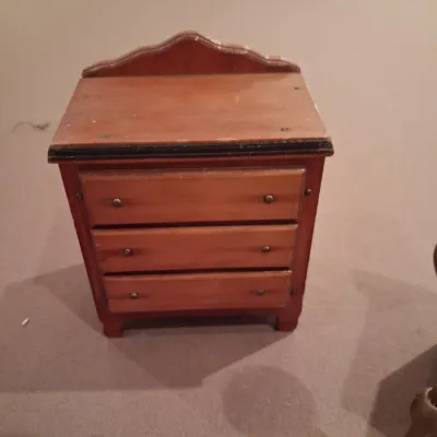 QUALITY WOODEN DOLL HOUSE FURNITURE