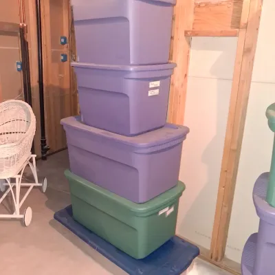 TWO 22 GALLON, TWO 33 GALLON AND AN UNDER THE BED STORAGE TOTES