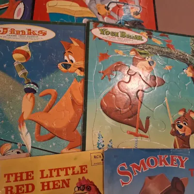 BOARD PUZZLES AND CHILDREN'S RECORDS