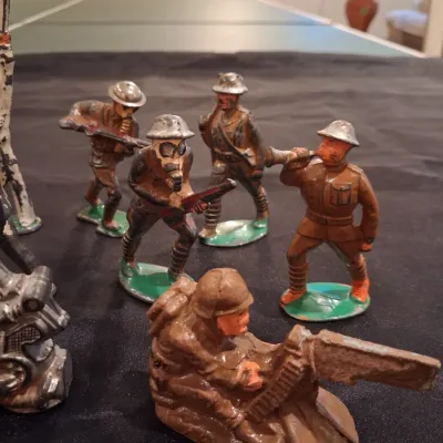 LEAD TOY MILITARY FIGURES (4)