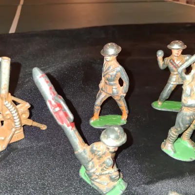 LEAD TOY MILITARY FIGURES (1)