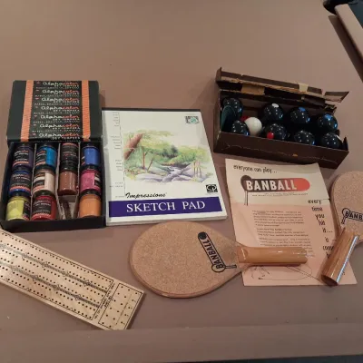 BANBALL GAME, PAINTING SUPPLIES AND A CRIBBAGE BOARD