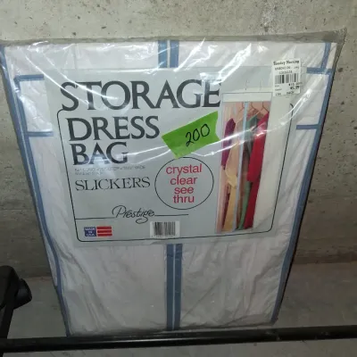 ADJUSTABLE GARMENT RACK ON WHEELS AND A STORAGE DRESS BAG