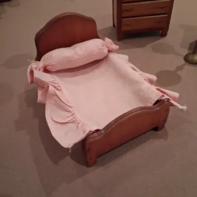 QUALITY WOODEN DOLL HOUSE FURNITURE