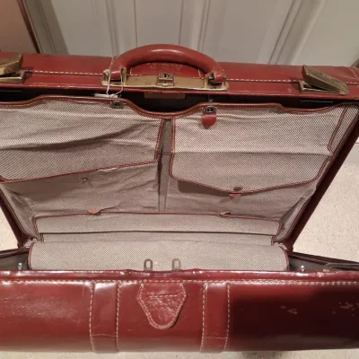 LEATHER SUITCASE AND SIGNED POSTER "PLAZA DAWN"