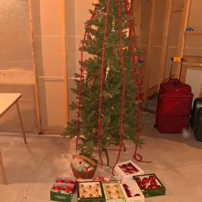 6 FOOT LIT TREE AND TREE ORNAMENTS