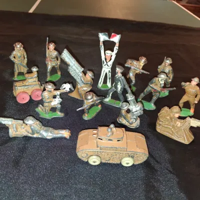 LEAD TOY MILITARY FIGURES (4)