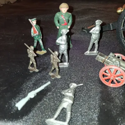 YORKTOWN, VA CANON AND SMALL LEAD MILITARY FIGURES
