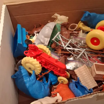 MARX TIN BARN WITH A BOX FULL OF FARM TOY ACCESSORIES