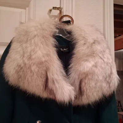 LADIES WOOL COAT WITH A FUR COLLAR