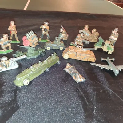 LEAD TOY MILITARY FIGURES (6)