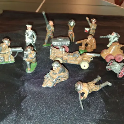 LEAD TOY MILITARY FIGURES (5)