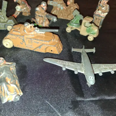 LEAD TOY MILITARY FIGURES (6)
