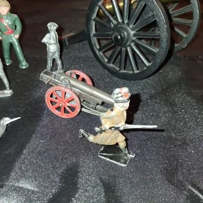 YORKTOWN, VA CANON AND SMALL LEAD MILITARY FIGURES