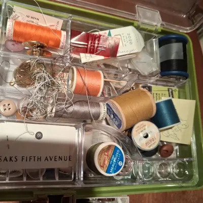 SINGER FEATHERWEIGHT SEWING MACHINE WITH CASE PLUS SEWING BOX WITH NOTIONS